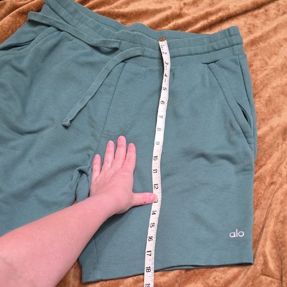 ALO Yoga Green Athletic Shorts with Elastic Waistband Sz Large - Picture 13 of 14